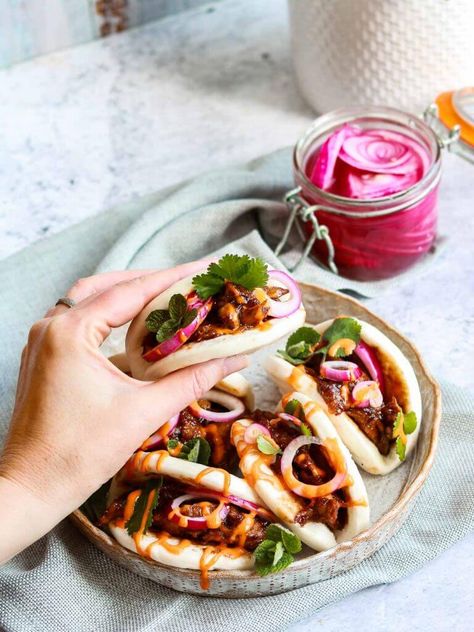 What to Serve with Bao (Buns): 30 Tasty Fillings & Sides! Bao Buns Recipe, Seitan Chicken, Koreansk Mat, Hoisin Chicken, Buns Recipe, Bao Buns, Pork Buns, Steamed Buns, Bun Recipe