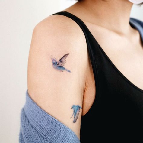 Here Are 70 Painting-Like Tattoos By This Artist Most Popular Tattoos For Women, Popular Tattoos For Women, Blue Jay Tattoo, Jay Tattoo, Bluebird Tattoo, Watercolor Bird Tattoo, Bird Tattoos For Women, Famous Tattoo Artists, Butterfly Tattoos For Women