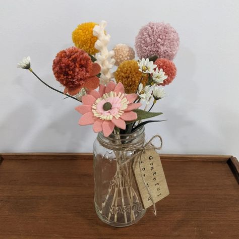 Pom Pom Vase, Pom Pom Crafts For Adults, Yarn Crafts For Adults, Pom Pom Bouquet, Pom Pom Centerpieces, Pom Pom Flowers, Easter Party Decor, Diy Pom Pom, Yarn Pom Pom