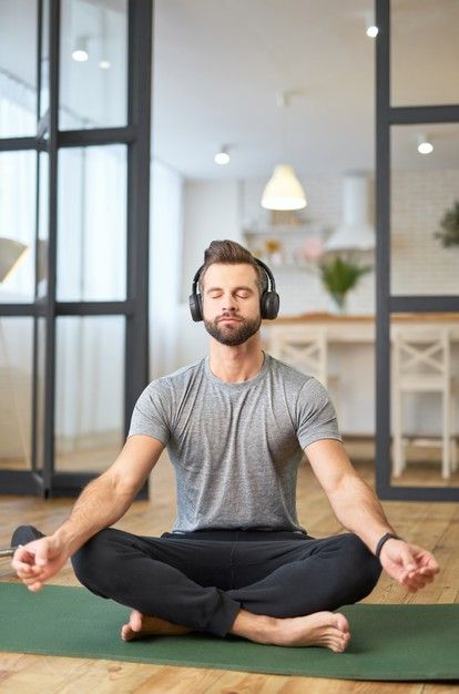 Exercise While Sitting, Handsome Gentleman, 5 Minute Meditation, Workout Headphones, Meditation Poses, Meditation Exercises, Photo Music, Yoga Photos, Music Technology