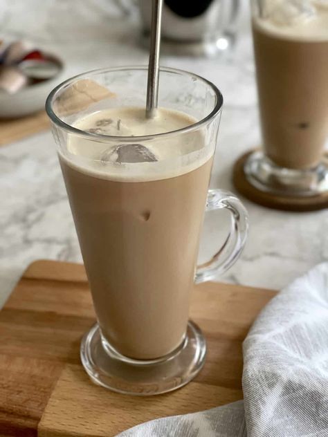 How To Make Nespresso Iced Coffee (Easy Recipe) Iced Coffee Easy, Nespresso Iced Coffee, White Chocolate Coffee, Coffee Video, Nespresso Coffee Capsules, Iced Coffee Recipe, Easy Coffee Recipes, Easy Coffee, Frothing Milk