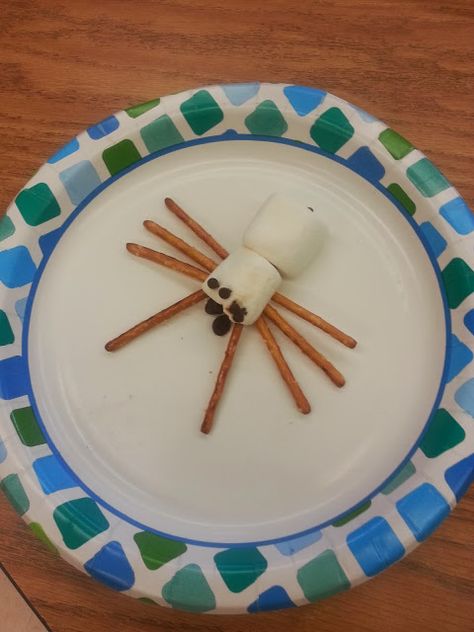 Edible spiders! Love this idea for fusing learning with food. Students use content specific vocabulary to build their spider. They can eat it AFTER they prove they know all the parts of a spider. CUTE! Edible Spiders, Spider Theme Preschool, Parts Of A Spider, Spider Lessons, Spiders Preschool, Spider Unit, The Very Busy Spider, Spider Activities, Halloween Spider Decorations