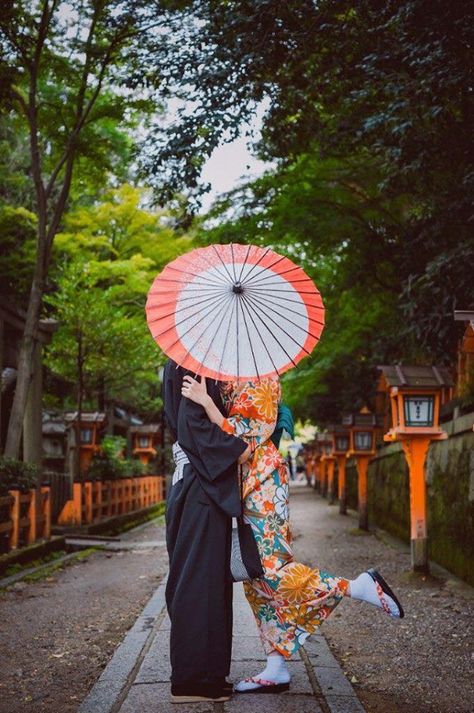 Japan Photoshoot, Japan Wedding, Japanese Couple, Honeymoon Pictures, Travel Pose, Japanese Umbrella, Wedding Adventure, Outfit Essentials, Japanese Wedding