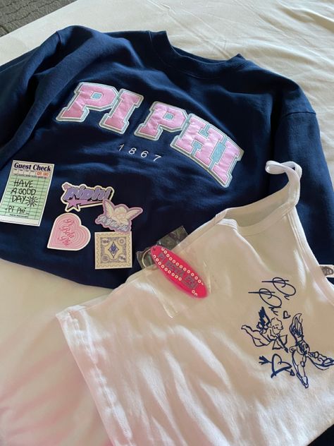 nat 🤍 Pi Beta Phi Merch, Pi Beta Phi Shirts, Aphi Merch, Sorority Tshirt Designs, Sorority Socials, Sorority Themes, Fall Tee Shirts, Big Little Basket, Tri Delt