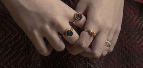 The Greens (@thetargtowers) / X Left Hand Meaning, Header Art, Family Archive, Her Wedding Ring, Alicent Hightower, Targaryen Aesthetic, Green Queen, House Targaryen, Dragon Jewelry