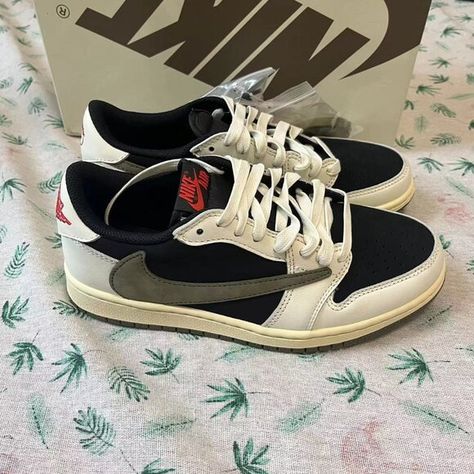 Travis Scott AJ1 Retro Low OG SP Olive EU 42 Sneakers Travis Scott Aj1, Travis Scott Olive, Travis Scott Sneakers, Fly Outfit, Jayson Tatum, Shoes Outfit, Grade 8, Swag Shoes, Comfy Shoes