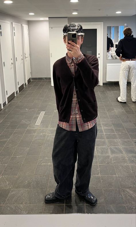 Beabadoobee Outfits, Normcore Outfits, Zayn Malik Style, 일본 패션, Nerd Fashion, Interesting Outfits, Winter Outfits Men, Fashion Images, Cardigan Fashion