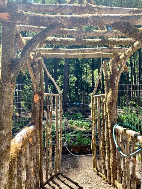 Livestock Shelter, Diy Backyard Fence, Hangout Spot, Green Houses, Construction Diy, Diy Fence, Garden Arbor, Boho Garden, Vintage Garden Decor