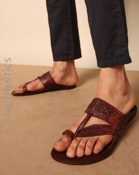 Kholapuri Chappal Men, Linen Suits For Men, Mens Beach Shoes, Brown Flip Flops, Kurta Men, Slippers For Men, Indian Men Fashion, Best Shoes For Men, White Shoes Women