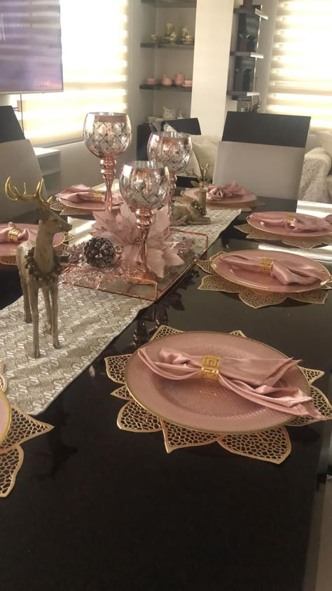 Rose Gold Dinner Table Decor, Pink Christmas Table Setting, Gold Table Settings, Novogodišnja Dekoracija, Pink Christmas Table, Dining Room Christmas Decor, Pink Christmas Tree Decorations, Pink Dining Rooms, Christmas Decor Red