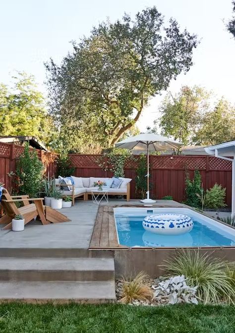 Midcentury Plunge Pool (10 Photos) - Dwell Small Pool In Small Backyard, Plunge Pool Small Backyard, Awkward Backyard Space Ideas, Round Pool Landscaping, Plunge Pool Backyard, Backyard Pools Ideas Inground, Plunge Pool Ideas Small Spaces, Pool Ideas Backyard, Small Pools Backyard