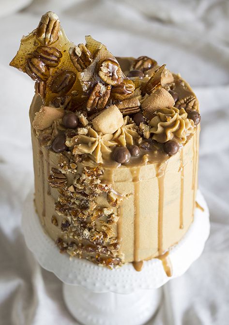 Cake With Pecans, Nuts Cake, Drippy Cakes, Nut Cake, Novelty Birthday Cakes, Caramel Desserts, Drizzle Cake, Pecan Cake, Pecan Nuts