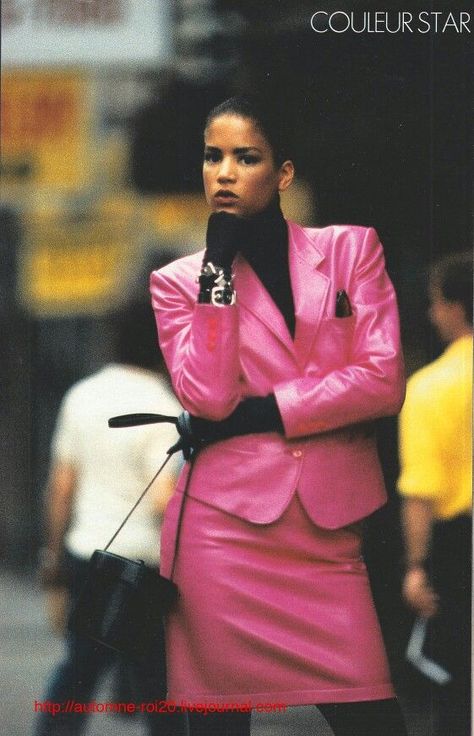 Pink leather outfit, black turtle neck, sleek black purse, black gloves. 90s Poses, Secret Cinema, Black Supermodels, Veronica Webb, Claude Montana, 80's Fashion, 90s Runway, 1980's Fashion, Leather Suit