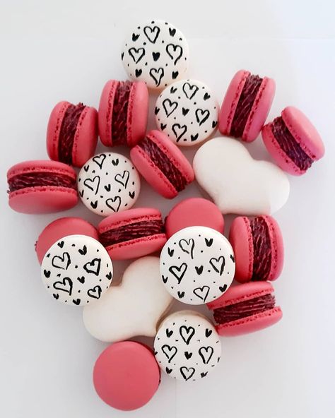 Foto Macaron, Macaron Designs, Macaron Shop, Macaron Ideas, Valentines Baking, Les Macarons, Mini Cake Pans, Macaron Flavors, French Macaroons