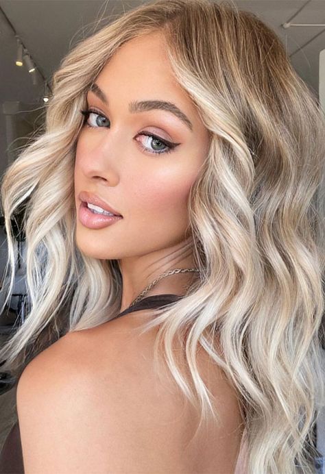 14. Face Framing Highlight Glamorous Look Once holiday season over, you might want to revamp you hair and try a new hair color. Whether... How To Make Hairstyle, New Blonde Hair, Cute Blonde Hair, Butter Blonde, Fall Blonde Hair, Cute Blonde, Blonde Hair Inspiration, Hair Color And Cut, Hair Inspo Color