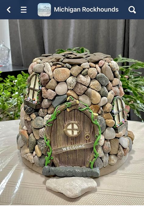 April Craft Ideas, Garden Gate Decor, Diy Fairy Door, Fairy Garden Pots, April Crafts, Backyard Garden Diy, Flower Pot People, Fairy House Crafts, Magia Das Ervas