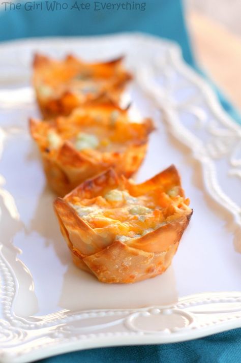 Buffalo Chicken Cupcakes  I don't know about you, but I'm ready for a small break from all the sweets! These #cupcakes beat their own drum and make for some great #appetizers. Chicken Cupcakes, The Girl Who Ate Everything, Think Food, Buffalo Wings, Finger Food Appetizers, Football Food, Party Food Appetizers, Buffalo Chicken, Yummy Appetizers