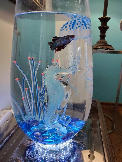 Small Fish Tank Aesthetic, Betta Fish Aesthetic Tank, Betta Fish Bowl Ideas, Aesthetic Betta Fish Tank, Asthetic Fish Tanks Ideas, Pet Fish Aesthetic Tank, Fish Tank Themes Ideas, Fish Bowl Decorations, Betta Fish Bowl