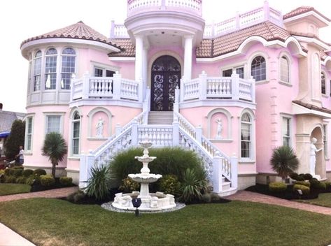 Victorian Style Homes, Gorgeous Houses, Shabby Chic Interiors, Yellow Houses, Bloxburg Ideas, Entrance Design, Pink House, Fantasy House, Victorian Houses