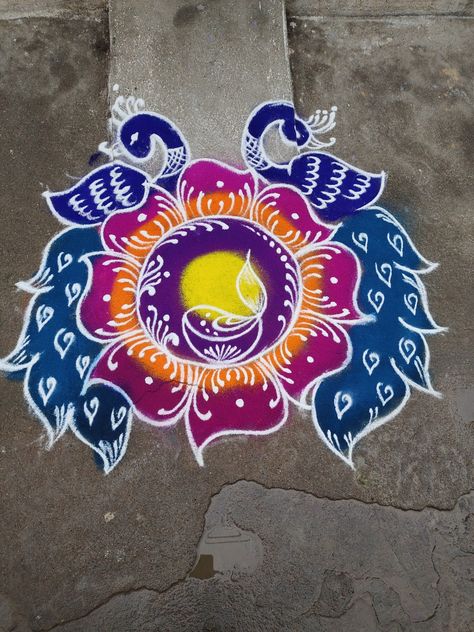 Big Simple Rangoli, Varamahalakshmi Rangoli, Rangoli From Flowers, Latest Rangoli Designs, Flower Rangoli Designs, Indian Rangoli Designs, Easy Rangoli Designs Videos, Very Easy Rangoli Designs, Rangoli Designs Photos