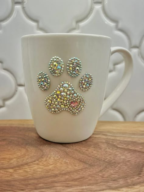 Rhinestone Projects Ideas, Rhinestone Mugs, Crystal Mug, Diy Rhinestone Crafts, Diy Mug Designs, Diy Father's Day Crafts, Rhinestone Cups, Bff Gifts Diy, Rhinestone Projects