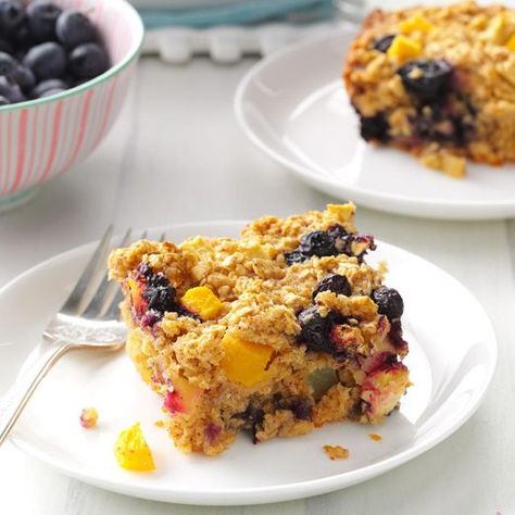 Overnight Baked Oatmeal, Fruit Oatmeal, Oatmeal Dessert, Blueberry Oatmeal Bake, Peach Oatmeal, Baked Oatmeal Recipes, Blueberry Oatmeal, Oatmeal Recipe, Oatmeal Breakfast