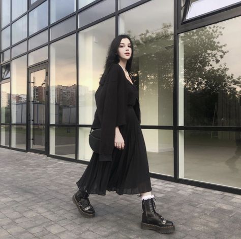 80s Goth Fashion Women, Goth Wardrobe Essentials, Alt Feminine Outfits, Goth Dress Outfit, Romantic Goth Outfits Casual, Gothic Academia Fashion, Fat Goth, Goth Academia, Goth Outfit Inspo