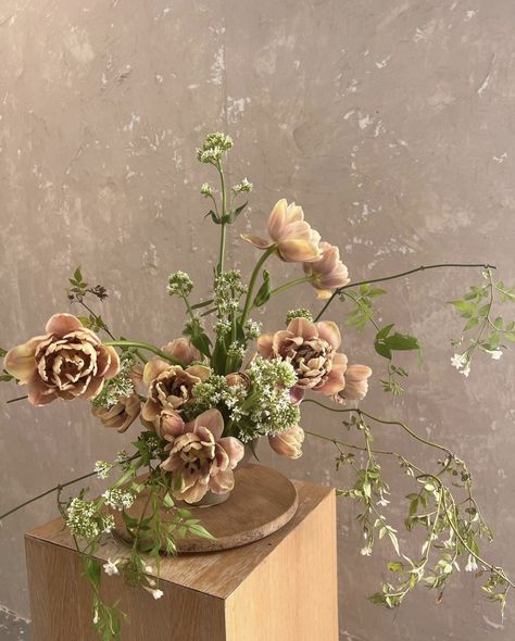 Vintage Flower Arrangements, Floral Designs Arrangements, Flora Design, Pre Wedding Party, Flower Installation, Reception Flowers, Flower Therapy, Wedding Arrangements, Wedding Mood Board