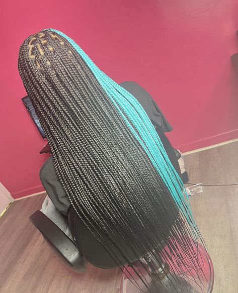 Half And Half Hair Color Knotless Braids, Peek A Boo Hair Color Ideas Braids, Light Blue Peekaboo Knotless Braids, Knotless Braids With Color Blue, Teal And Black Knotless Braids, Cute Color Combinations For Braids, Teal And Black Braids, Black And Color Braids, Light Blue Peekaboo Braids