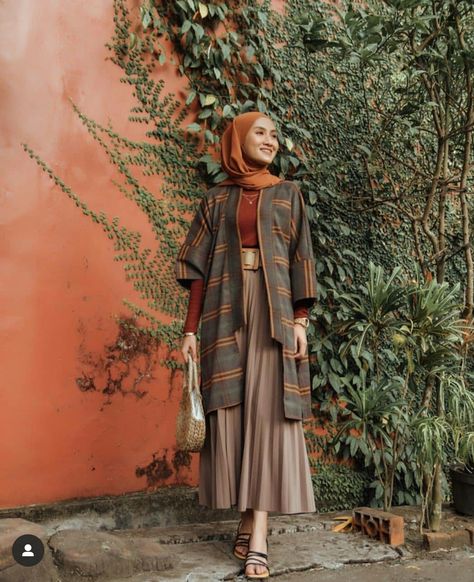 Outer Kimono Hijab, Tunik Batik Kerja Modern, Outer Batik Modern Hijab, Model Outer Batik, Batik Fashion Hijab, Dress Batik Hijab, Blezer Batik, Model Tunik Batik Modern, Outer Batik Casual