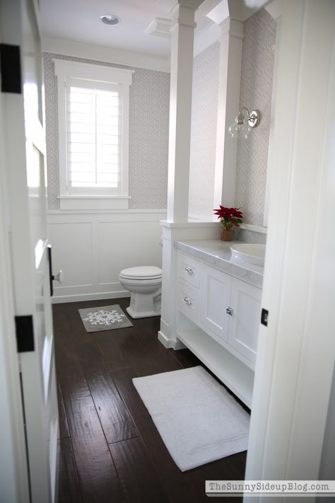 Skillevegg Wood Floor Bathroom, White Bathroom Cabinets, Dark Floors, Dark Wood Floors, Trendy Bathroom, Bathroom Floor Tiles, Wood Bathroom, Bath Room, Bathroom Renos