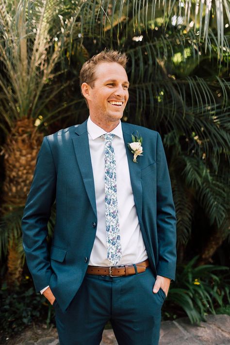 navy groom suit with floral printed tie #Wedding #Groom #GroomSuit #Casamento #Noivo Floral Tie Navy Suit, Dark Teal Groom Suit, Navy Suit Floral Tie Wedding, Tropical Wedding Groom, Tropical Wedding Suit, Floral Groomsmen Attire, Teal Groom Suit, Teal Wedding Suit, Teal Groomsmen Attire