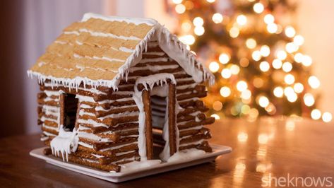 This pretzel log cabin is a fun, no-bake alternative to gingerbread houses and a great Christmas craft to make with your kids. Pretzel Log Cabin, White Gingerbread House, Christmas Food Crafts, Gingerbread House Ideas, Holiday Food Crafts, Ginger Bread House Diy, Cool Gingerbread Houses, Diy Edible, Gingerbread Diy