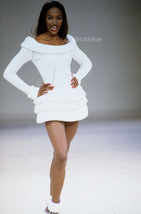 Fall/Winter 1991 Runway White Dress, Naomi Campbell Runway, Flamenco Style Dress, Decades Of Fashion, Runway Fashion Couture, Runway Outfits, Azzedine Alaia, 90s Outfit, Fashion Inspiration Design