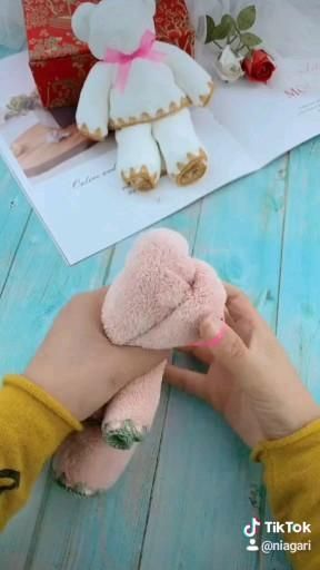 Perlengkapan Bayi Diy, Washcloth Crafts, Diy Teddy Bear, Hadiah Diy, Idee Babyshower, Towel Animals, Baby Shower Baskets, Baby Shower Crafts, How To Fold Towels