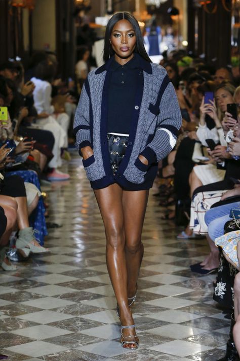 Naomi Campbell Miu Miu Resort 2019 Show Cardigan Top Shorts Navy Blue Haute Couture Style, Catwalk Models, Cruise Collection, Couture Mode, Miuccia Prada, Top Models, Knitwear Fashion, Style Winter, Irina Shayk