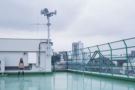 Japan School Rooftop, Japan Rooftop Aesthetic, School Rooftop Aesthetic, School Rooftop Night, School Building Aesthetic, Japan School Aesthetic, School Rooftop, Tokyo School, Japan School