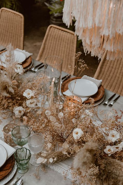 7 Tips for Creating 2019's Hottest Wedding Trend: Dried Flower Installations | Photo: LA76 Photography Jungle Wedding, Flower Installation, Table Styling, Wedding Boho, Deco Floral, Wedding Dinner, Bohemian Wedding, Wedding Trends, Decoration Table