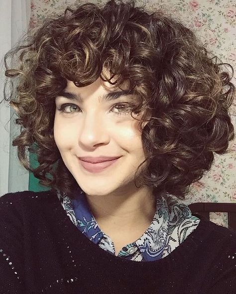 short layered curly hair with bangs Benjamin Barker, Short Layered Curly Hair, Hair Perms, Curly Hair Pictures, Layered Curly Hair, Curly Haircuts, 2nd Option, Short Curly Haircuts, Haircut Styles