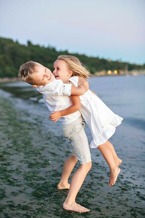 Brother Sister Beach Pictures, Sibling Beach Pictures, Sisters Photography Poses, Brother Sister Photography, Brother Sister Photos, Sibling Photography Poses, Sibling Photo Shoots, Sister Photography, Summer Family Photos