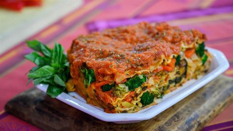 Carrie Underwood's 'Ugly' Slow-Cooker Lasagna - TODAY.com Lasagna Recipe Slow Cooker, Veggie Lasagne, Slow Cooker Lasagna, Veggie Lasagna, Easy Comfort Food, Vegetarian Cooking, Lasagna Recipe, Carrie Underwood, Italian Food