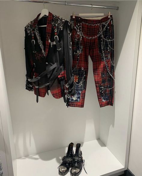 Yungblud Wallpaper, Punk Fashion Diy, Gothic Outfit, Goth Outfit Ideas, Red And Black Outfits, Dominic Harrison, Diy Vetement, Queer Fashion, Emo Outfits