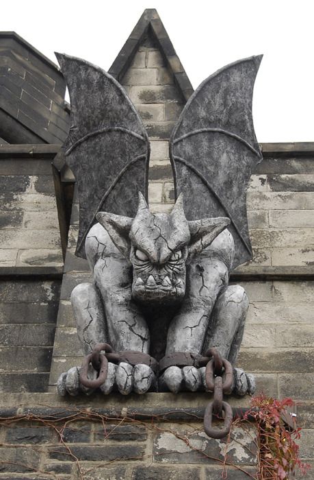 Gargoyle Drawing, Gargoyle Sculpture, Gargoyle Statue, Gargoyles Art, Gothic Gargoyles, Photographie Portrait Inspiration, Gothic Architecture, Angels And Demons, Sculptures & Statues