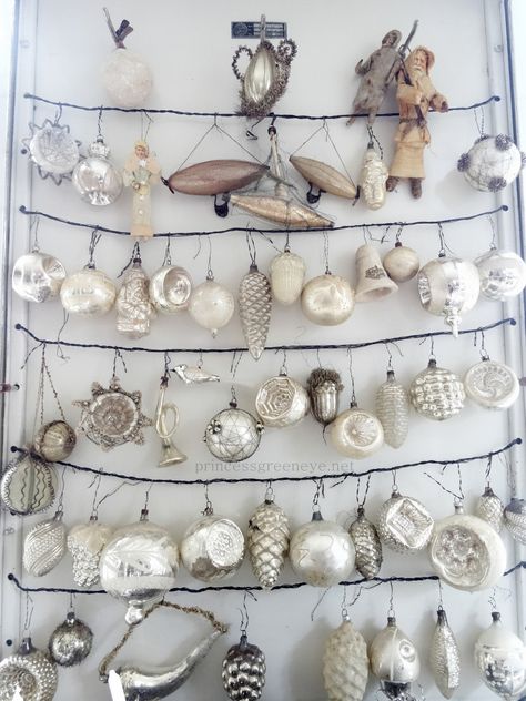 Antique Christmas Decorations, Christmas Booth, Antique Christmas Ornaments, Cottage Christmas, Antique Christmas, Christmas Past, Primitive Christmas, Christmas Display, Christmas Decorations Ornaments