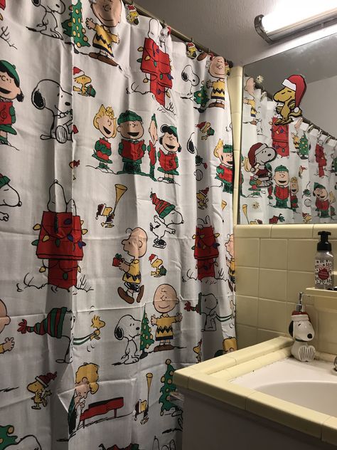 My Peanuts Christmas bathroom decor Snoopy Bathroom Decor, Christmas Bathroom Aesthetic, Snoopy Bathroom, Snoopy Christmas Decorations, Snoopy Merchandise, Snoopy Items, Christmas Bathroom Sets, Holiday Scented Candles, Brown Bathroom Decor