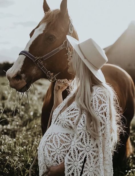 Maternity With Horse, Western Maternity Pictures With Horses, Maternity Photography With Horses, Maternity Horse Photoshoot, Maternity Photos With Horses, Horse Maternity Photoshoot, Maternity Pictures With Horses, Horse Maternity Pictures, Pregnant Cowgirl