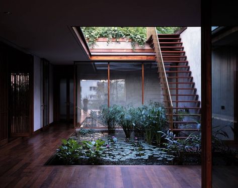 House on Pali Hill / Studio Mumbai - not all places in Mumbai are necessarily crowded with million of people - it's just important you find YOUR escape Case Sotterranee, Earth Sheltered Homes, Indoor Courtyard, Studio Mumbai, Taman Air, Earth Sheltered, Courtyard Design, Underground Homes, Patio Interior