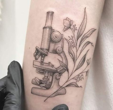 Tattoos Science, Teacher Tattoos, Tech Tattoo, Science Tattoo, Science Tattoos, Nerdy Tattoos, Labs Art, Medusa Tattoo, The Scientist