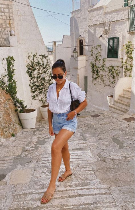 Italian Vacation Outfit, Look Short Jeans, Italy Vacation Outfits, Italy Summer Outfits, Chic Travel Outfit, Italian Summer Outfits, Outfits Sommer, Jean Short Outfits, Denim Shorts Outfit