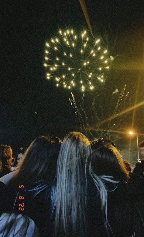 New Years Pics Inspiration, Firework Pictures Friends, New Years Picture Ideas Friends, New Year’s Eve Picture Ideas With Friends, Festive Spirit Aesthetic, Aesthetic New Years Pictures, New Year’s Eve Photo Ideas, New Years Picture Ideas Instagram, New Year’s Eve Pictures